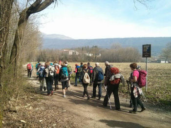In cammino su Via Lago di Campagna (sullo sfondo la Serra) (35314 bytes)